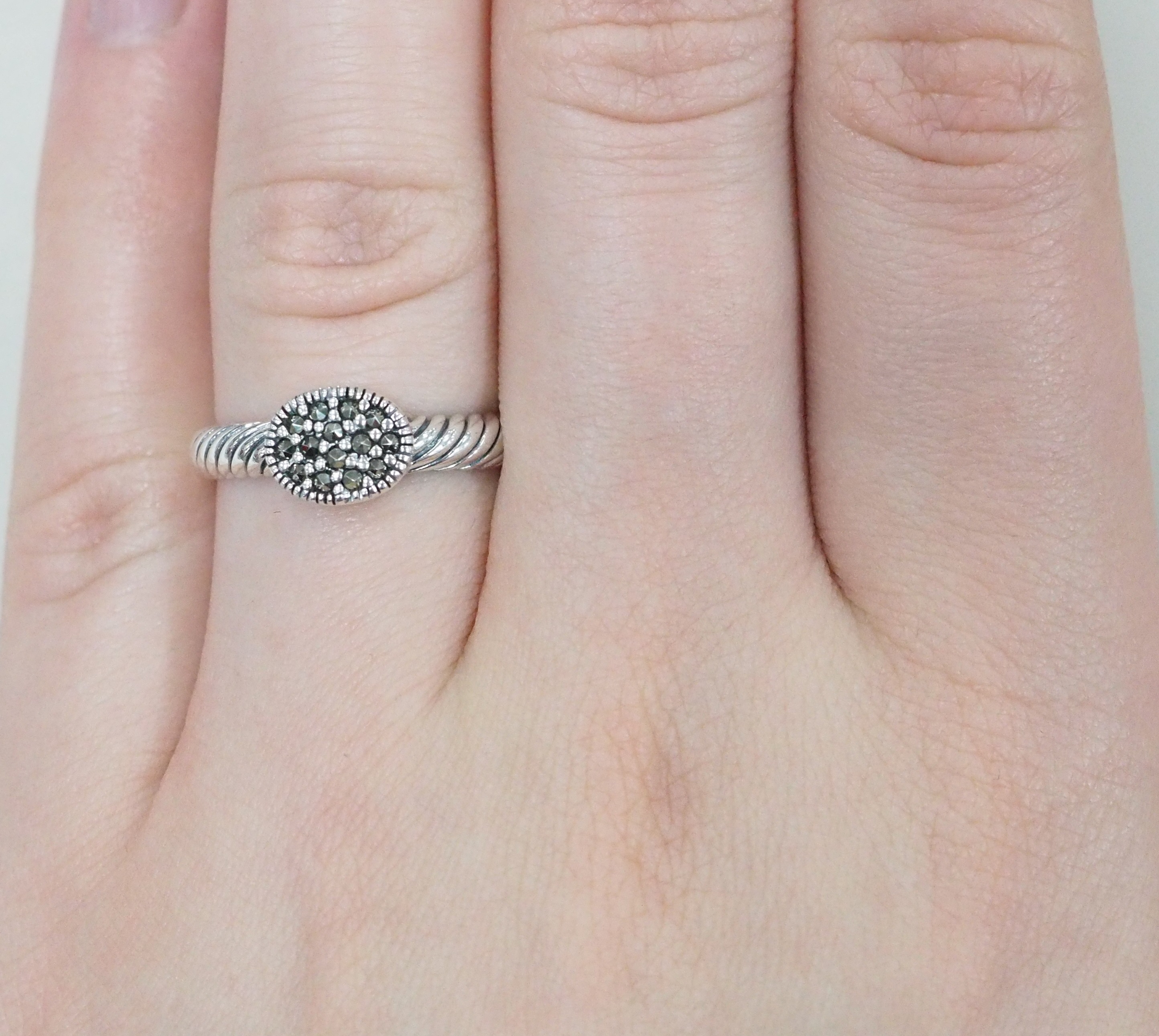 Серебряное кольцо с марказитами